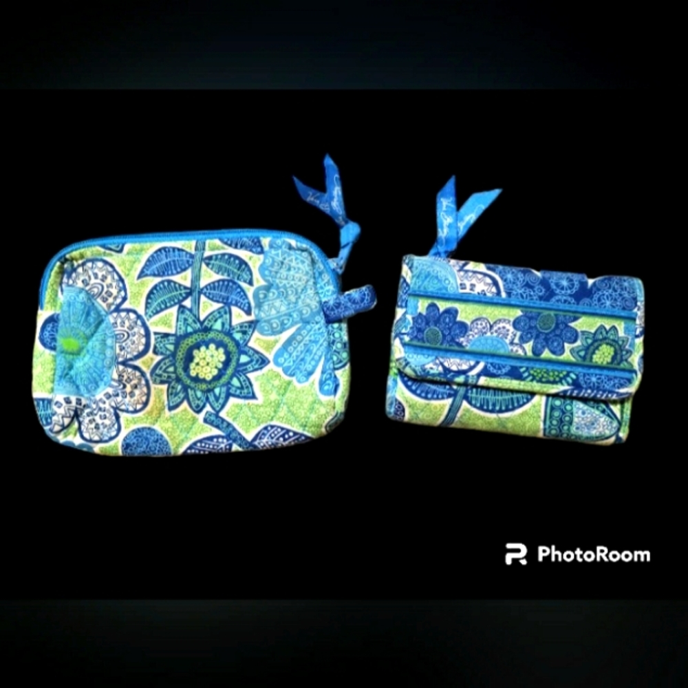 RETIRED! Vera Bradley Cosmetic Bag and Riley RFID Compact in Doodle Daisy